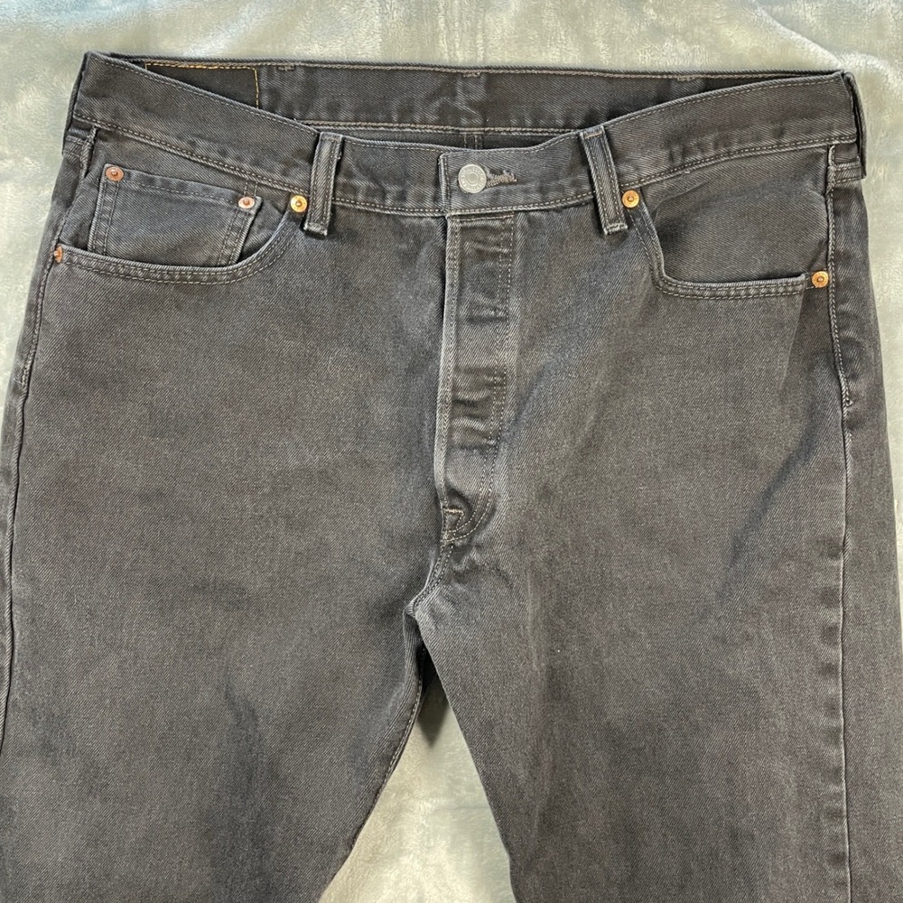 Levi's 501 Black Denim Jeans Mens Relaxed Fit‎ Button Fly Size 38x34 - Picture 2 of 7